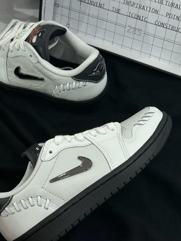 Nike Air Jordan 1 Low Method of Make "Black Cat"