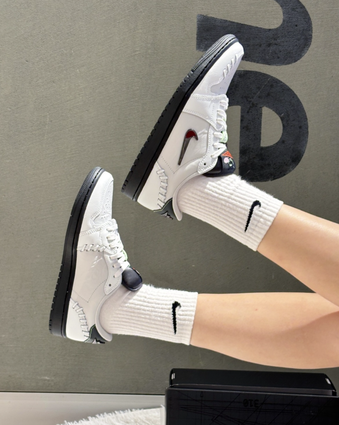 Nike Air Jordan 1 Low Method of Make "Black Cat"