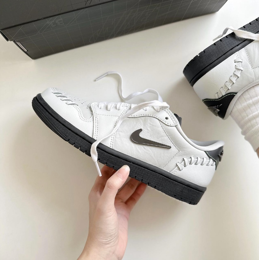 Nike Air Jordan 1 Low Method of Make "Black Cat"